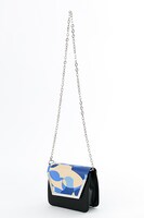 カラ松モデルのバッグ。