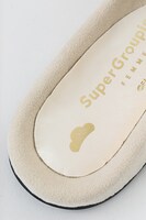 チョロ松モデルのサンダル。