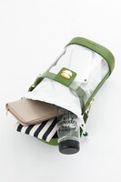 チョロ松モデルのバッグの使用イメージ。