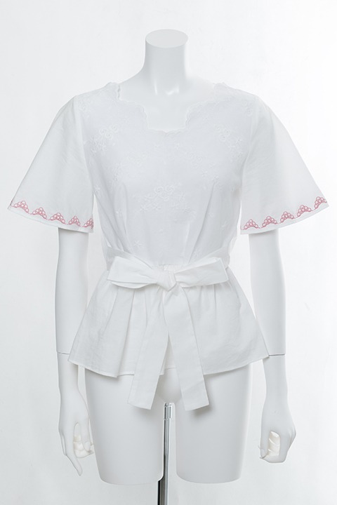 トド松モデルのブラウス。