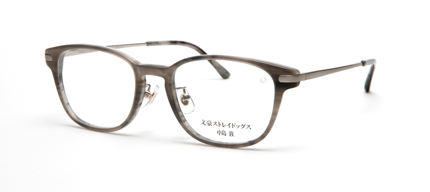 中島敦モデルのフロントは、敦の髪色であるグレーがベース。ツルには敦の白い肌をイメージした明るめのシルバーメタルを使用し、耳かけ部分は異能“月下獣”が発動した際の白虎の柄を採用する。