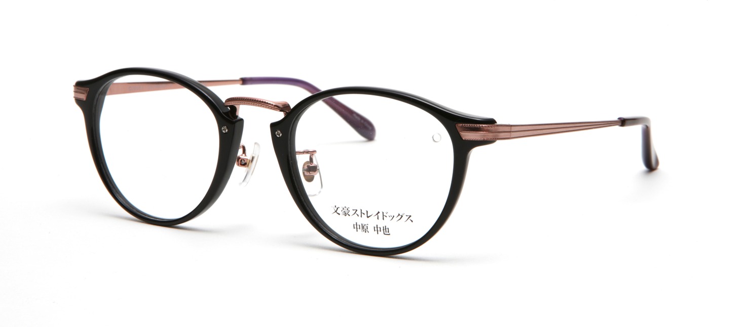 中原中也モデルのフロントは中也お気に入りのハットの黒色を採用。ツルとブリッジの金属パーツは、中也が愛するワインの色をイメージする。耳かけ部分は中也が着ているロングコートの内貼りに使用されているパープルを取り入れた。