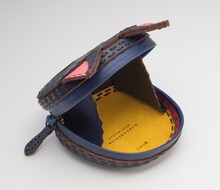 「美少女戦士セーラームーン×OJAGADESIGNコインケース（ルナ）」の内側。