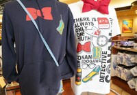 「名探偵コナン」のパーカーとTシャツ。