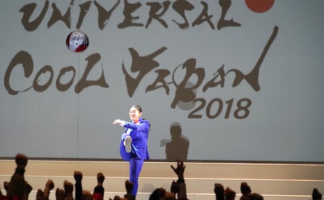 「ユニバーサル・クールジャパン 2018」のキックオフを宣言し、ボールを蹴る澤穂希。