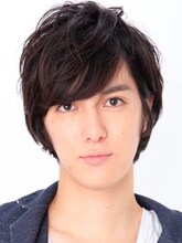 葦木場拓斗役の富永勇也。