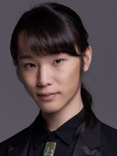 岸神小鞠役の天羽尚吾。