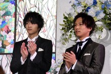 左から飯島寛騎、岡田龍太郎。