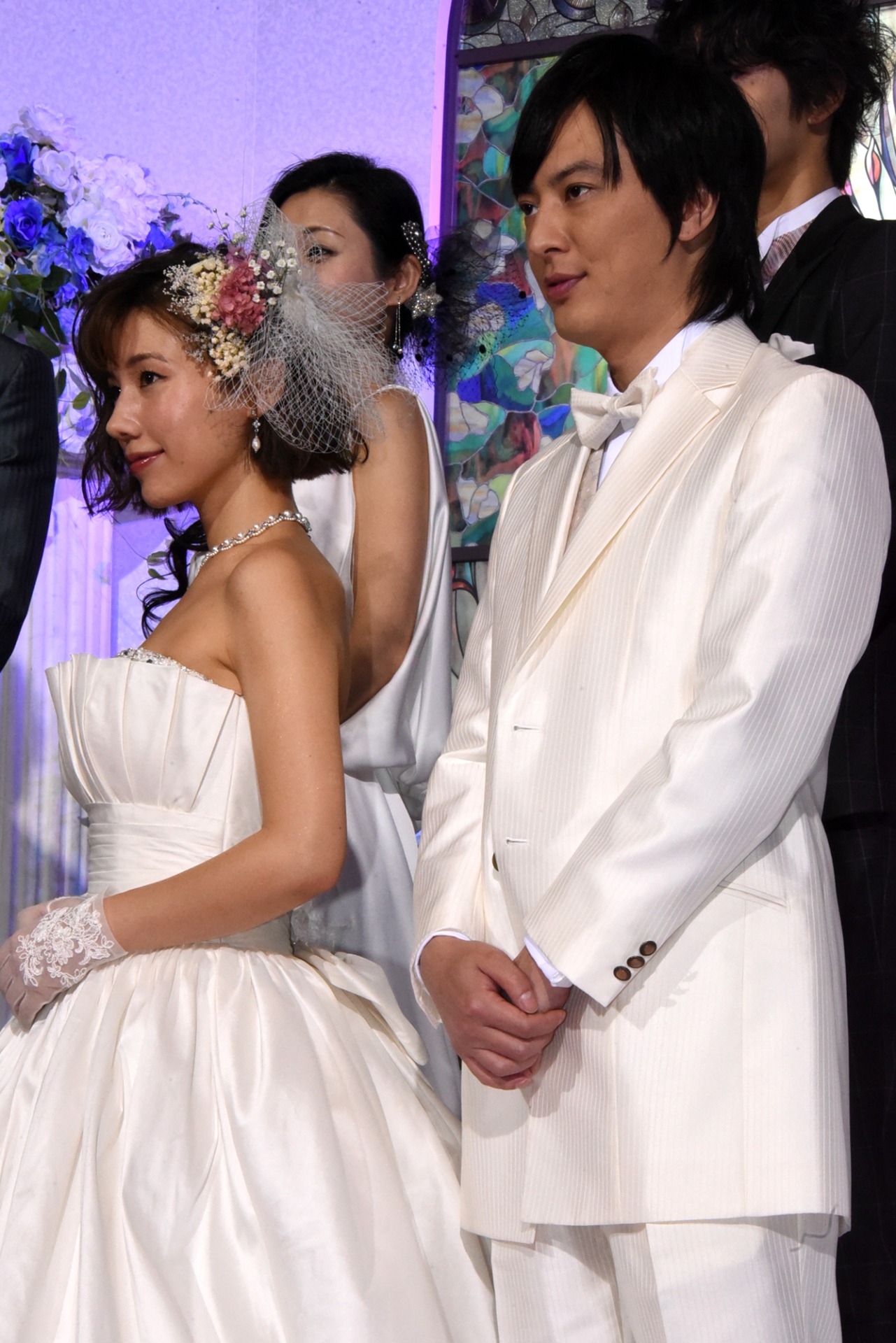 左から仲里依紗、塚本高史。