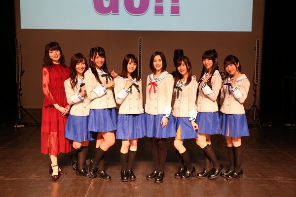 司会のブリドカットセーラ恵美と、陽菜野高校の制服に身を包んだチアフルーツメンバー。