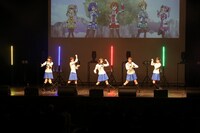 「聖果戦士ヒナネクター」の名乗りポーズを取るメンバー。