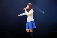 紫村果音役の白石晴香（昼の部より）。