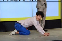 ギャグを披露する流れ星ちゅうえい。