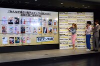 ノミネート作品を見て感想を述べ合う3人。