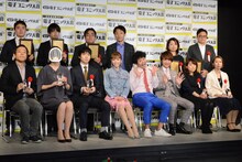 集合写真。津村マミはフォトセッションのみ、お面姿で参加した。