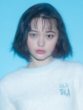 雪菜役の玉城ティナ。