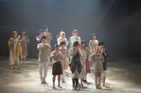 舞台「クジラの子らは砂上に歌う」ゲネプロの様子。