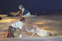 舞台「クジラの子らは砂上に歌う」ゲネプロの様子。