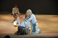 舞台「クジラの子らは砂上に歌う」ゲネプロの様子。