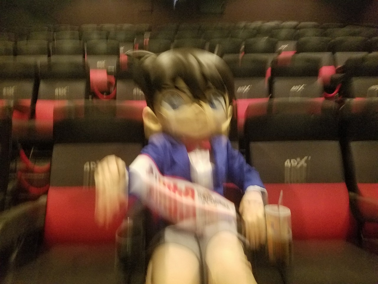 激震するコナン。