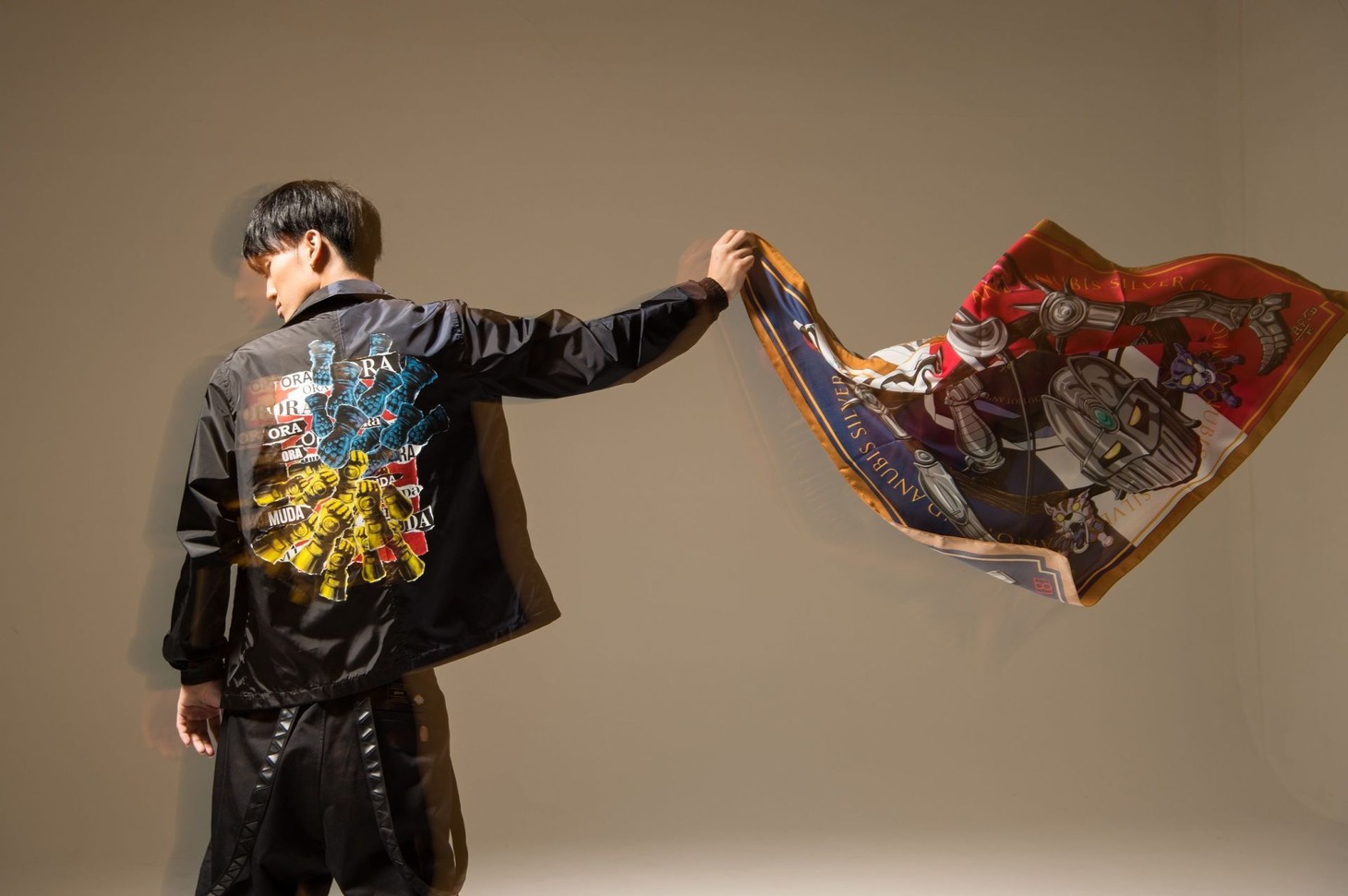「ジョジョの奇妙な冒険 スターダストクルセイダース」とglambのコラボレーションアイテム着用例