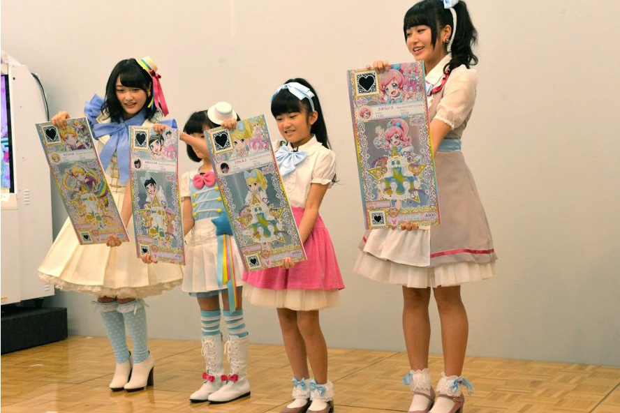 フォロチケの交換に臨む4人。
