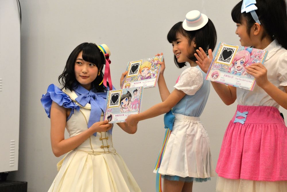フォロチケ交換を行うあきらと久保田未夢。