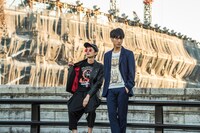 「ジョジョの奇妙な冒険 スターダストクルセイダース」とglambのコラボレーションアイテム着用例。