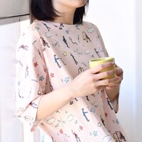 「ゆったりワンピース」DRAMATIC STARSモデルの着用イメージ。