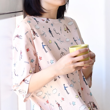 「ゆったりワンピース」DRAMATIC STARSモデルの着用イメージ。