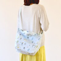 キャンバスショルダートートのBeitモデルの使用イメージ。