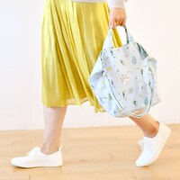 キャンバスショルダートートのBeitモデルの使用イメージ。