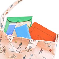 キャンバスショルダートートのDRAMATIC STARSモデルの使用イメージ。