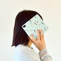 「BOOK iPhoneケース」Jupiterモデルの使用イメージ。