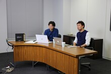 「有ちゃっとww」より（左から）岩原裕二と担当編集者。(c)フジテレビ