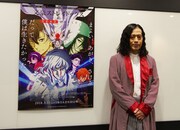 「文豪ストレイドッグス DEAD APPLE」ポスターと並ぶ宣伝隊長の又吉直樹。