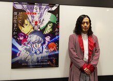 「文豪ストレイドッグス DEAD APPLE」ポスターと並ぶ宣伝隊長のピース又吉。