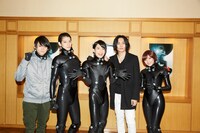 囲み取材の様子。