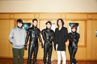 囲み取材の様子。