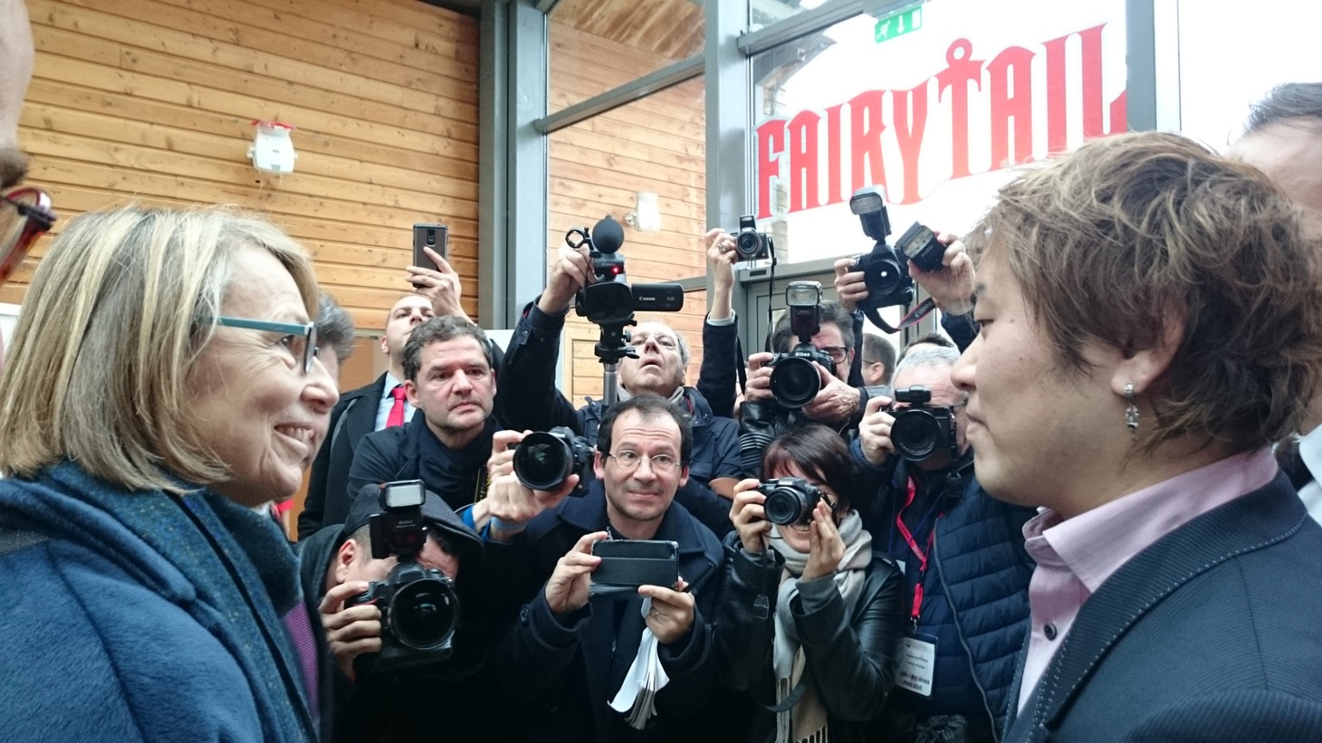フランスのニセン文化相と真島ヒロ。