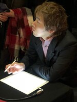 タブレットで作画をする真島ヒロ。