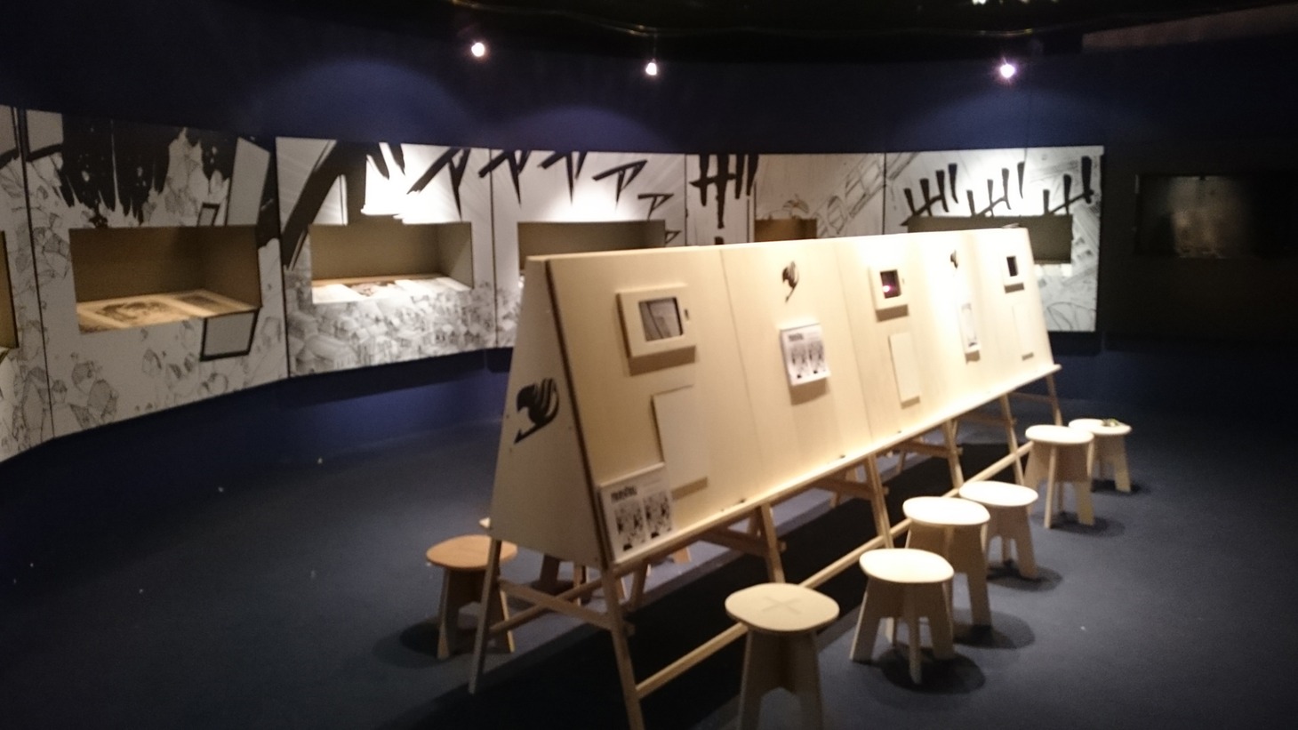 「『フェアリーテイル』展」の様子。