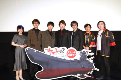 左から中村繪里子、山寺宏一、鈴村健一、小野大輔、東地宏樹、羽原信義、福井晴敏。