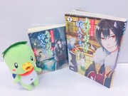 チビのぬいぐるみを、原作小説、コミカライズ版の単行本と並べた様子。