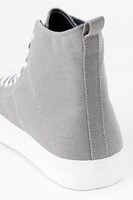 セイバーモデルのハイカットスニーカー。