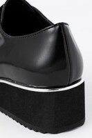 アーチャーモデルのシューズ。