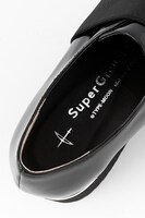 アーチャーモデルのシューズ。