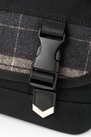 アーチャーモデルのボディバッグ。