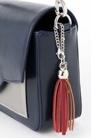 ランサーモデルのショルダーバッグ。