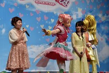 左から引坂理絵、キュアエール、小倉唯、キュアエトワール。